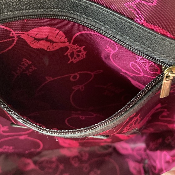 Betsy Johnson black and white heart back pack with matching zipper pouch - Picture 13 of 16